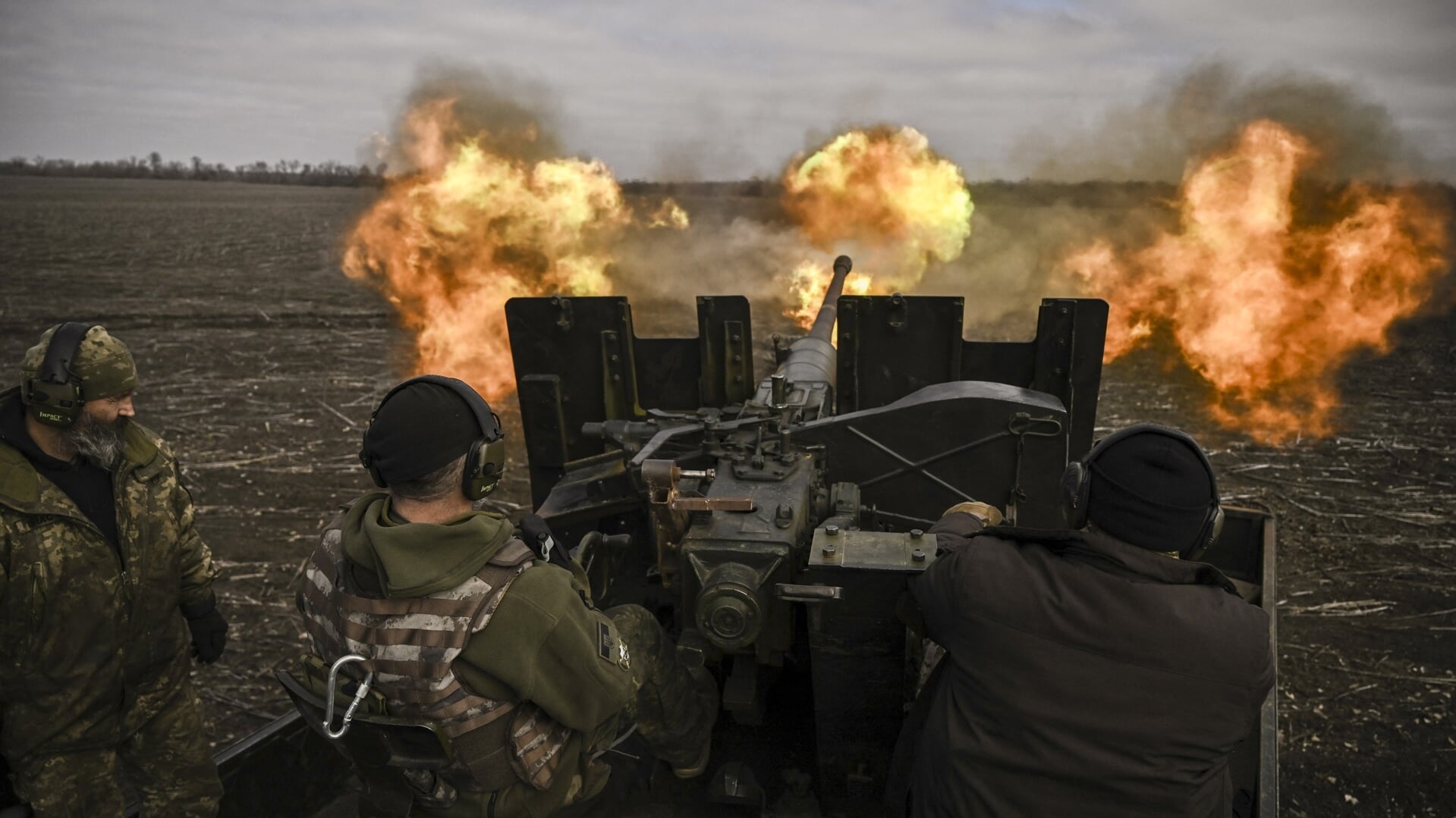 Oekraïense militairen tijdens een beschieting van Russische stellingen nabij de plaats Bachmoet.