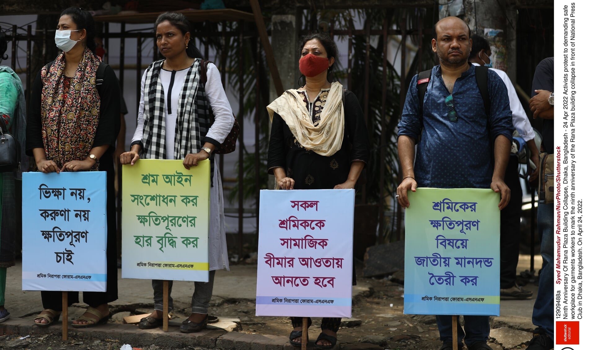 Activisten in Dhaka, Blangladesh, eisen een veilige werkplekken in de kledingindustrie. op 24 april 2022, negen jaar na de ramp van Rana Plaza. Tien jaar na de ramp is veiligheid nog steeds niet gegarandeerd.