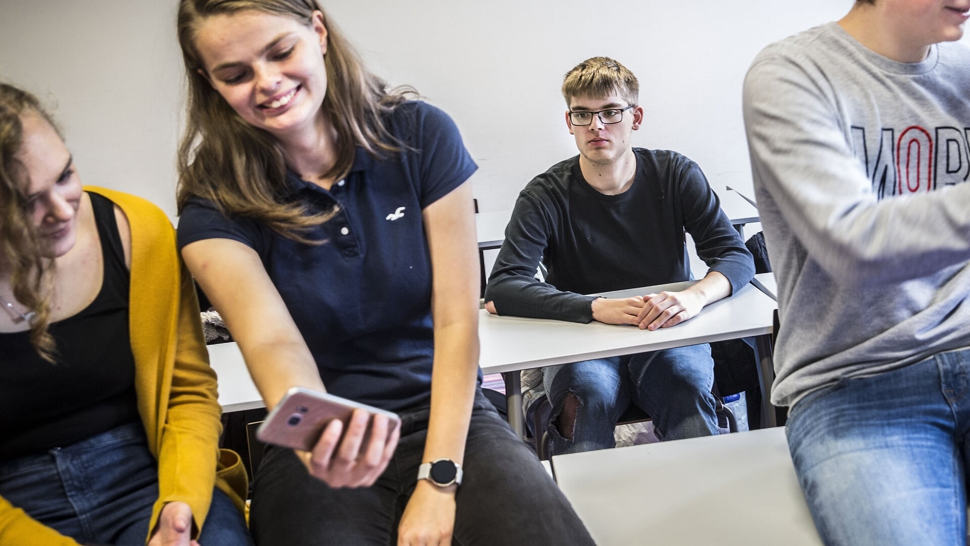 Het brein van jongere leerlingen is niet in staat de verleiding van de smartphone te begrenzen, zegt de Vlaamse neuropsychiater Theo Compernolle.