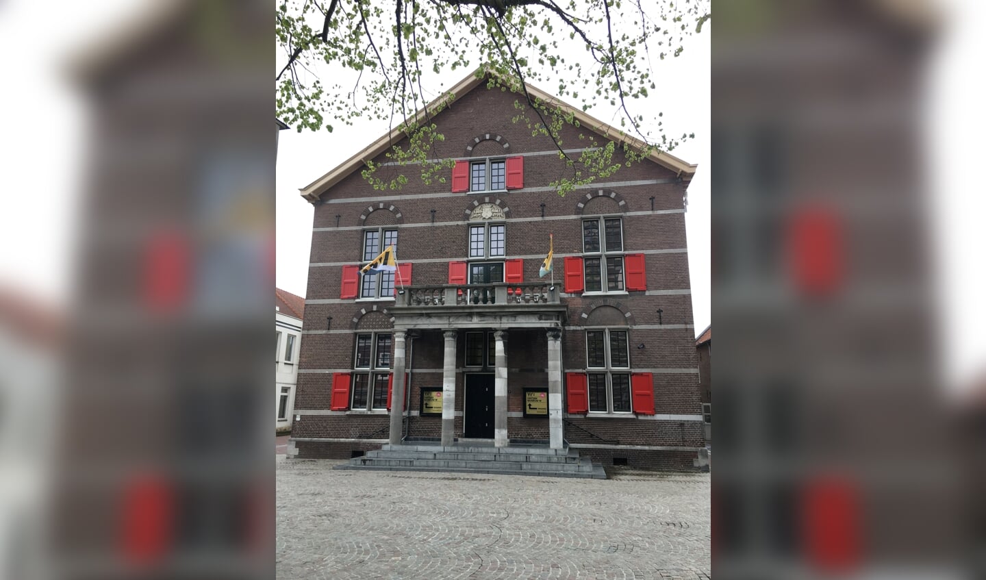 De oorspronkelijke voorgevel van het voormalig stadhuis. Nu ‘achterzijde’.