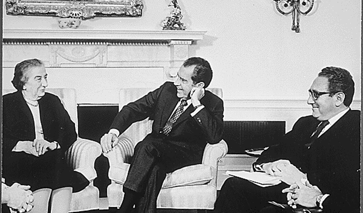 De Israëlische premier Golda Meir, de Amerkaanse president Richard Nixon en Henry Kissinger in het Oval Office, 1973