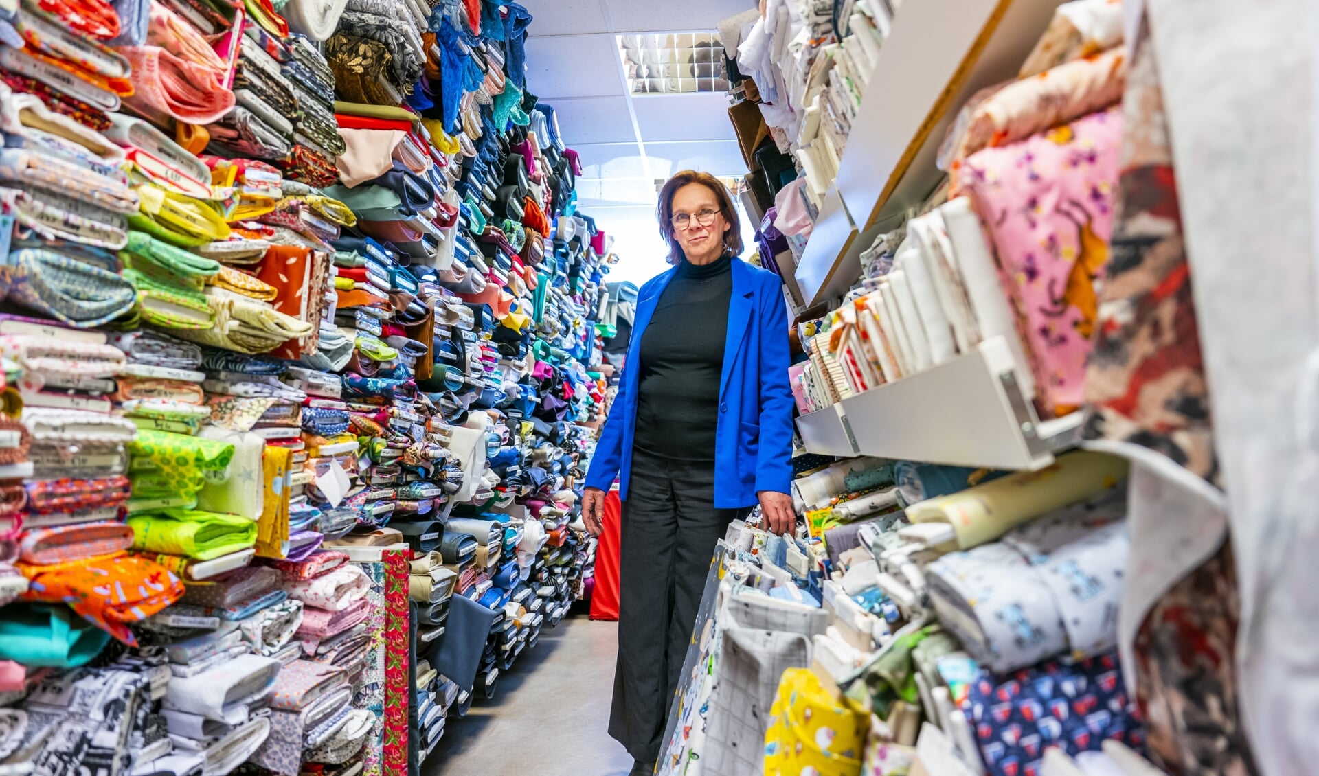 Martha Bleijenberg in haar stoffenwinkel. ‘Vroeger kwamen klanten tot 10 kilometer rondom Langbroek. Nu komen ze uit de hele provincie.’