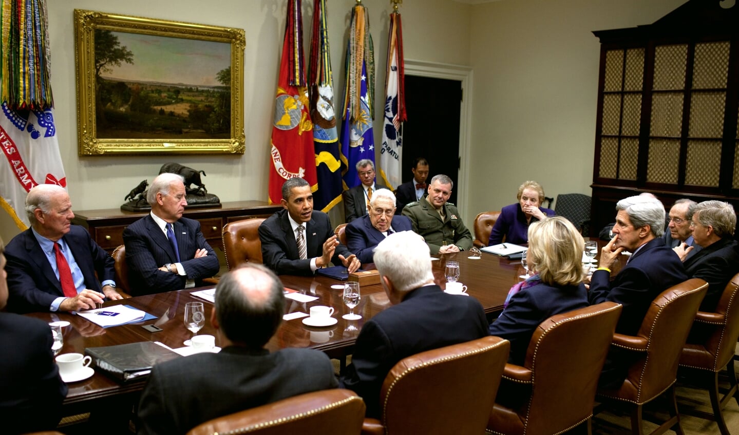 President Barack Obama, vicepresident Biden en Kissinger tijdens overleg in het Witte Huis over het New Start verdrag over nucleaire wapens, 2010.