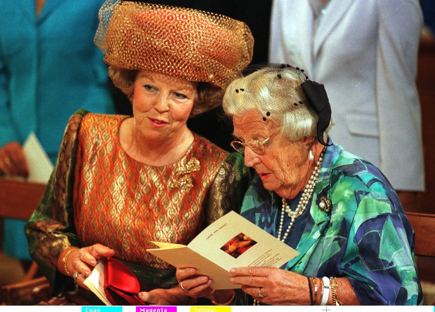 Prinses Juliana met het liturgieboekje voor de trouwdienst van Marilene en Maurits, in de Grote Kerk in Apeldoorn. Links toenmalig koningin Beatrix.