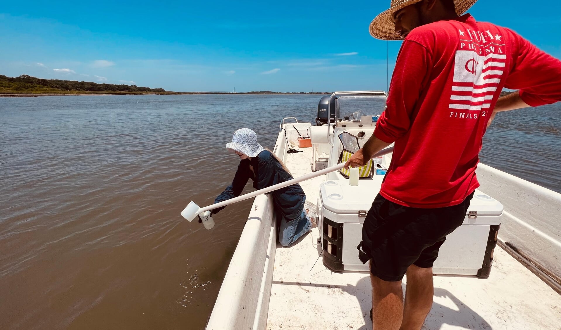 Onderzoekers Jessica Farrell en Sean Goggin verzamelen watermonsters voor de kust van St. Augustine, Florida.
