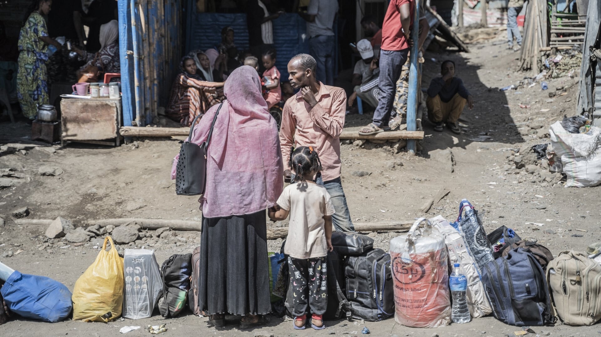Dit Soedanese gezin is aangekomen in Ethiopië. Sinds april zijn 15.000 Soedanezen gevlucht naar dit buurland.  