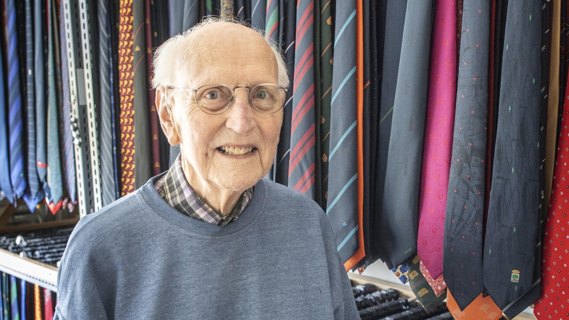 Piet Heidema met een deel van zijn verzameling stropdassen. 'Ik heb verschillende rekken gemaakt, zodat de dassen goed zichtbaar zijn.'