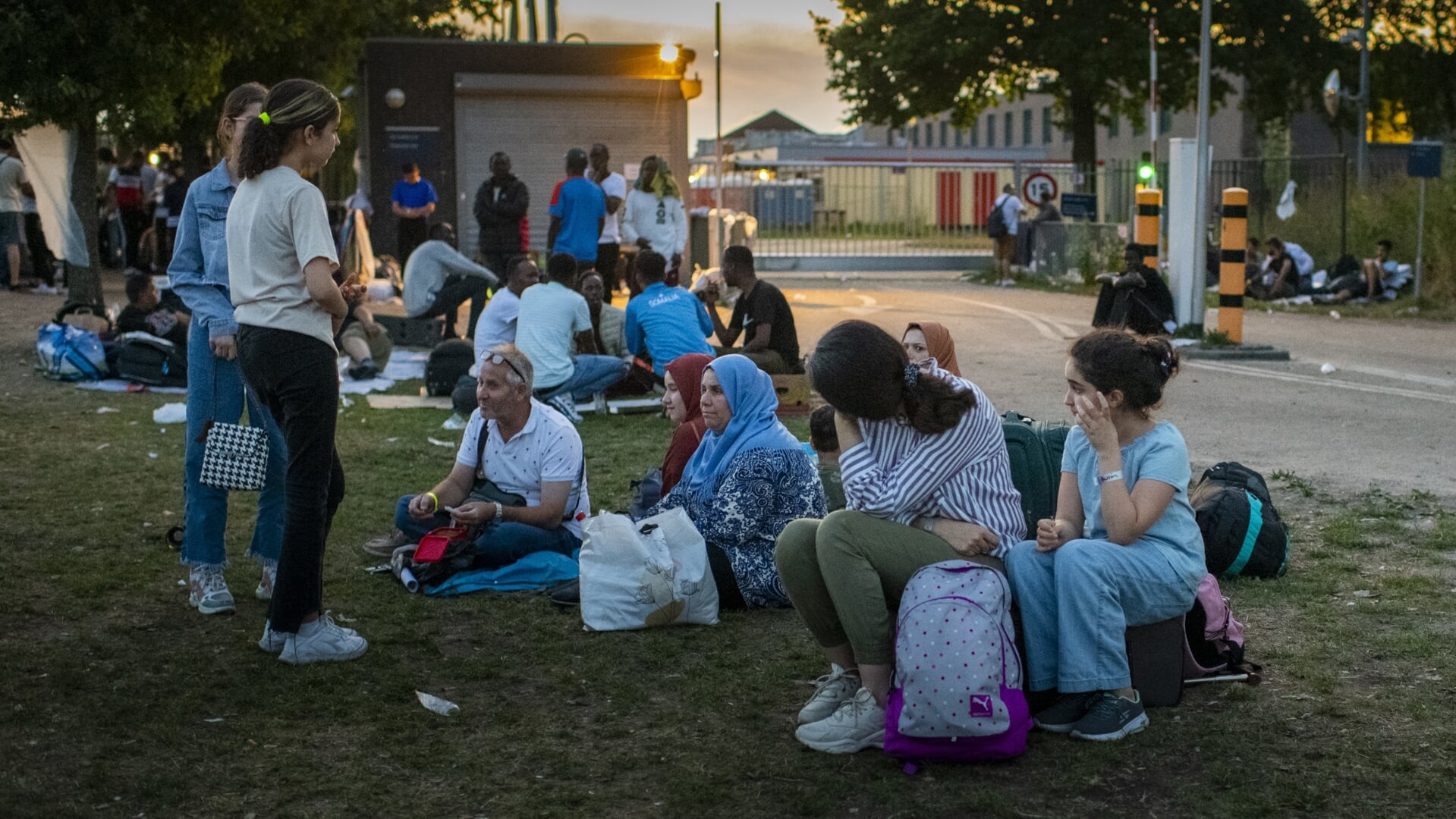 Een Jaar Nadat Asielzoekers Buiten Lagen In Ter Apel, Lijkt Het Wachten ...