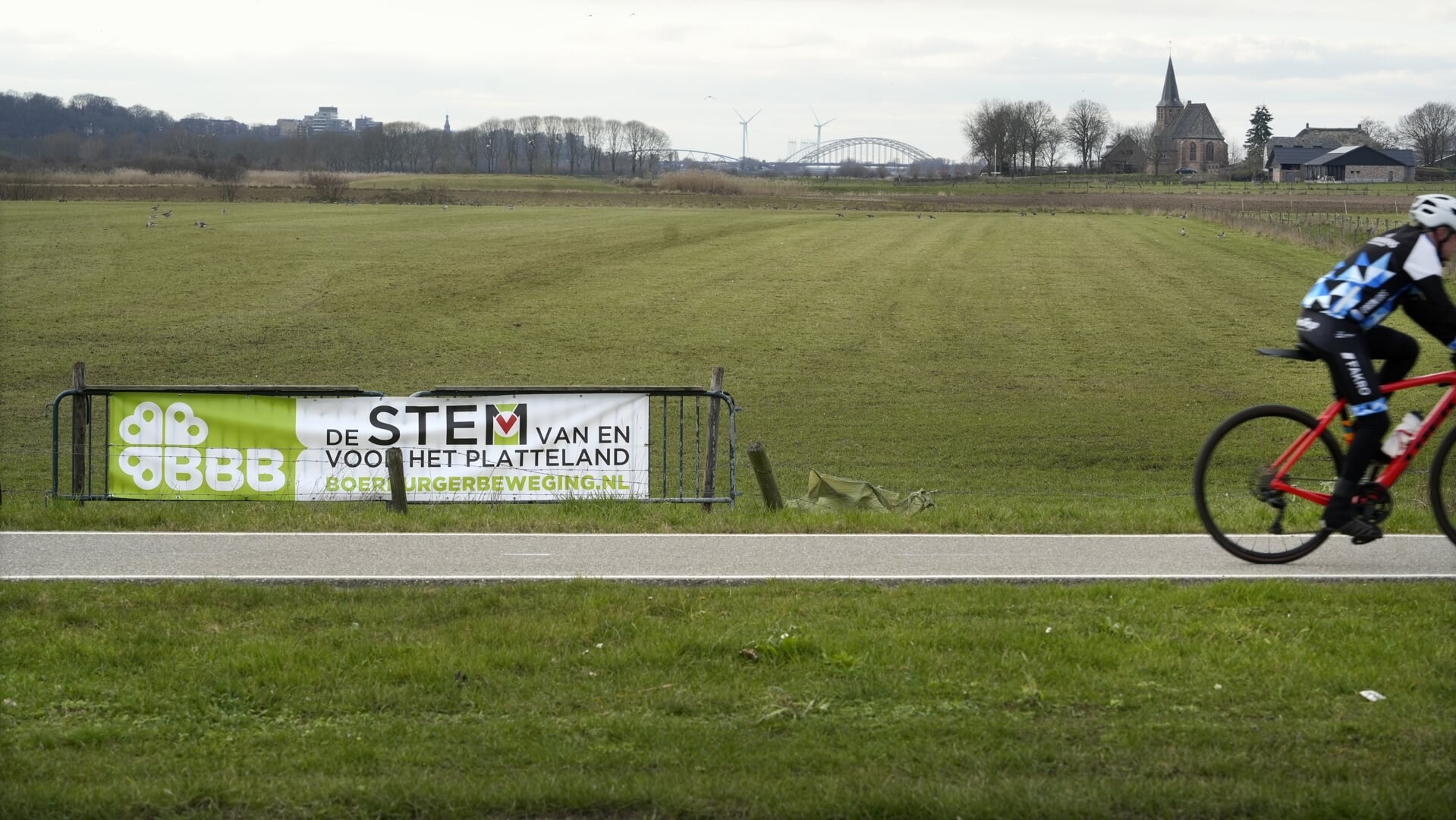 De Ooijpolder bij Nijmegen, maart 2023, in aanloop naar de verkiezingen. 'Hoe is het in BBB-land? Hoe is het om Caroline in de kerk te hebben?'