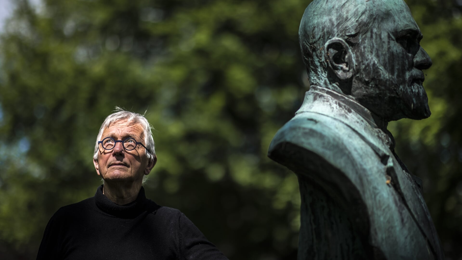 Peter van der Laan bij het borstbeeld van Lucas Lindeboom bij Veldwijk in Ermelo.