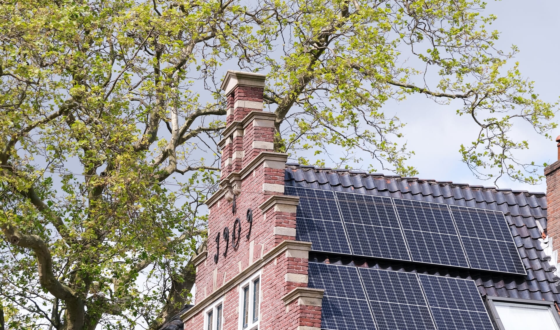 Zonnepanelen op een monumentaal pand in Zaandam.