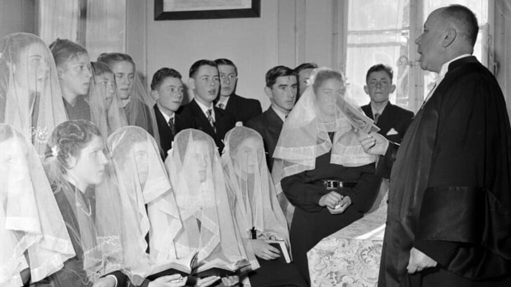 Belijdenisdienst in de consistorie van de gereformeerde kerk in het Zwitserse La Brévine (1950). De meisjes dragen een sluier als bruiden van Christus.
