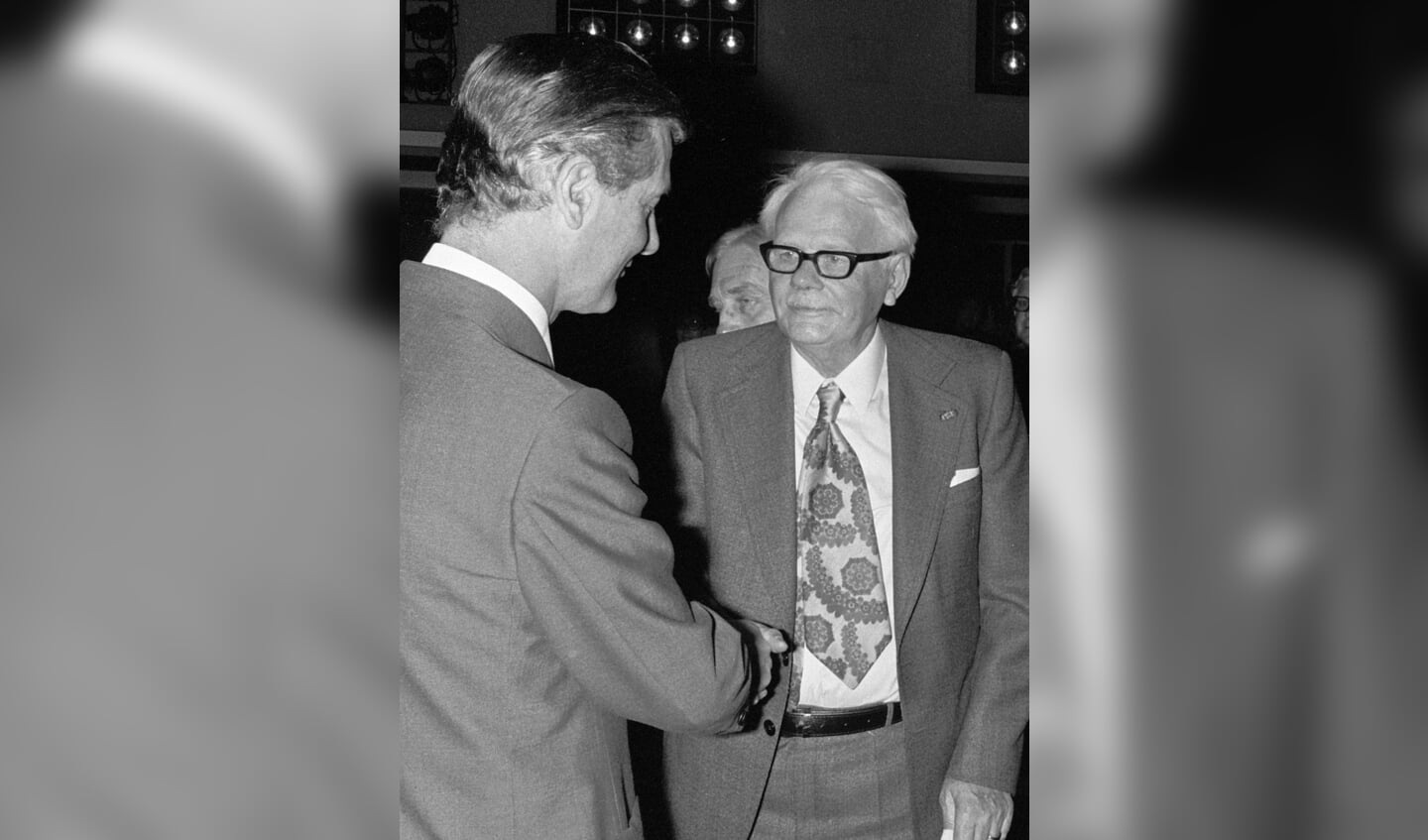 Hendrik Algra (rechts) vond Abraham Kuyper een godsgeschenk. Foto uit 1975.
