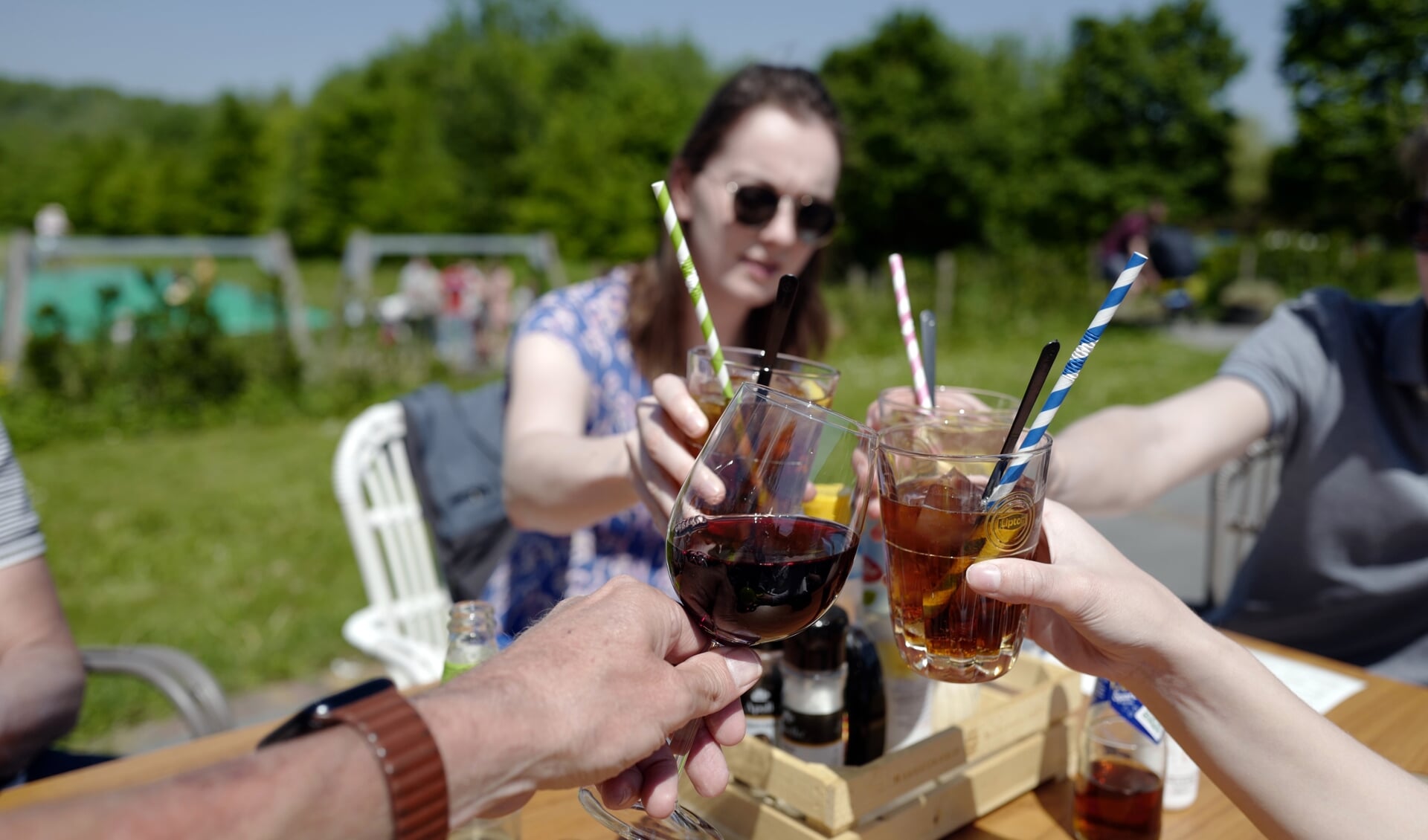 De WHO is duidelijk: zorg dat alcohol niet te goedkoop is, verbied alcoholreclame en beperk het aantal verkooppunten.