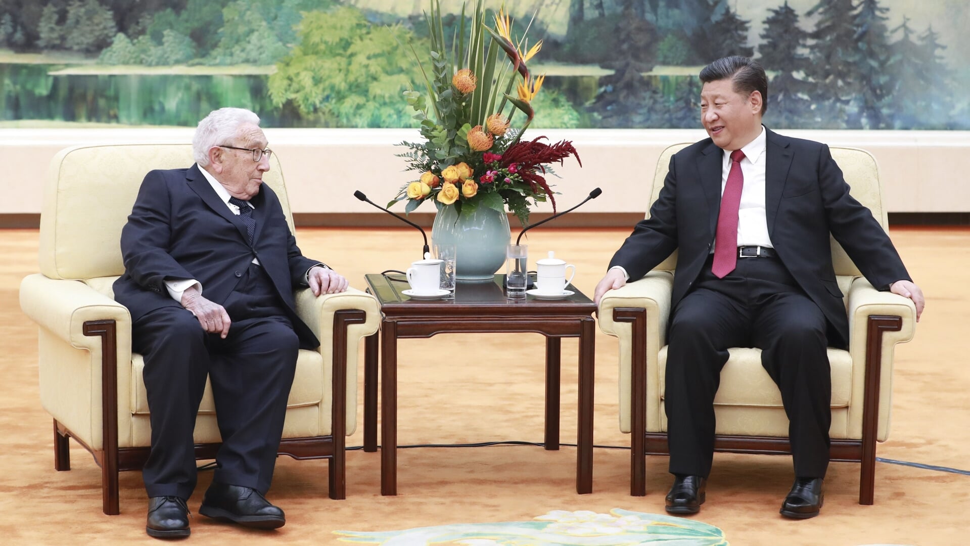 Voormalig buitenlandminister van de Verenigde Staten Henry Kissinger bezoekt de Chinese president Xi Jinping in Peking, november 2018. Hij onderhoudt nog altijd persoonlijke contacten met veel wereldleiders.