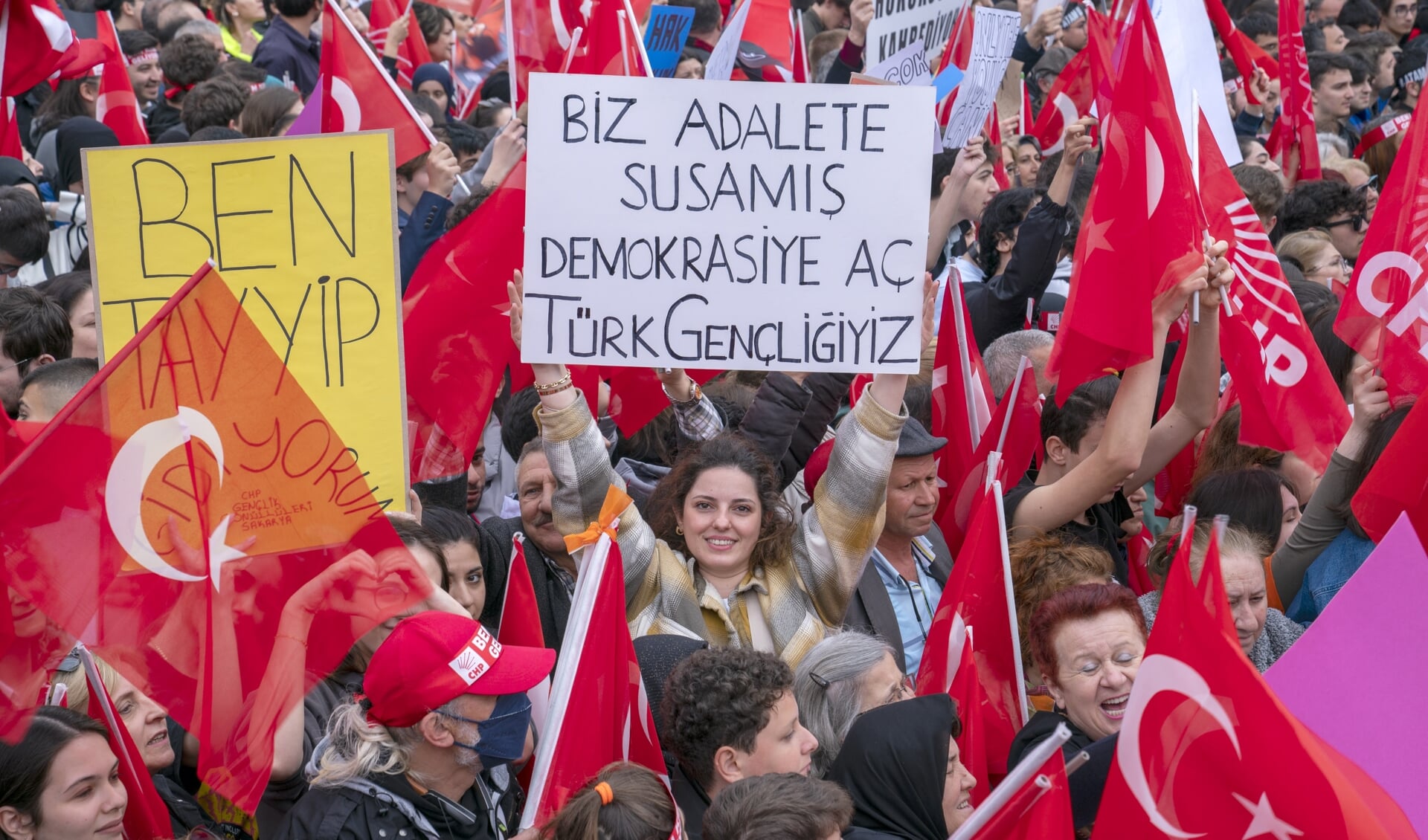 Een hartenkreet in aanloop naar de verkiezingen zondag in Turkije: 'Wij zijn de Turkse jongeren die snakken naar recht en in de democratie geloven'.