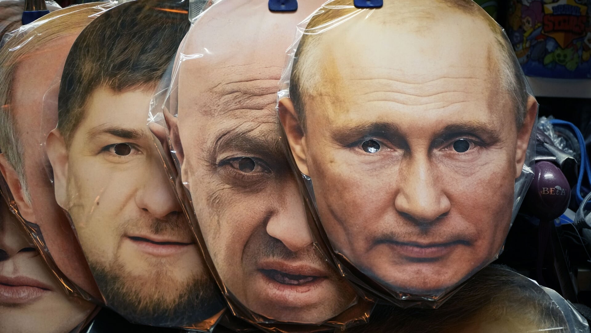 In een souvenirshop in Sint Petersburg kun je deze maskers kopen, van onder andere Poetin, Prigozjin en Kadyrov.