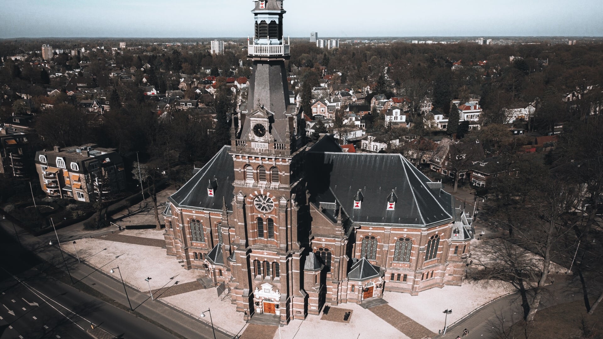 De Grote Kerk in Apeldoorn vanuit de lucht.