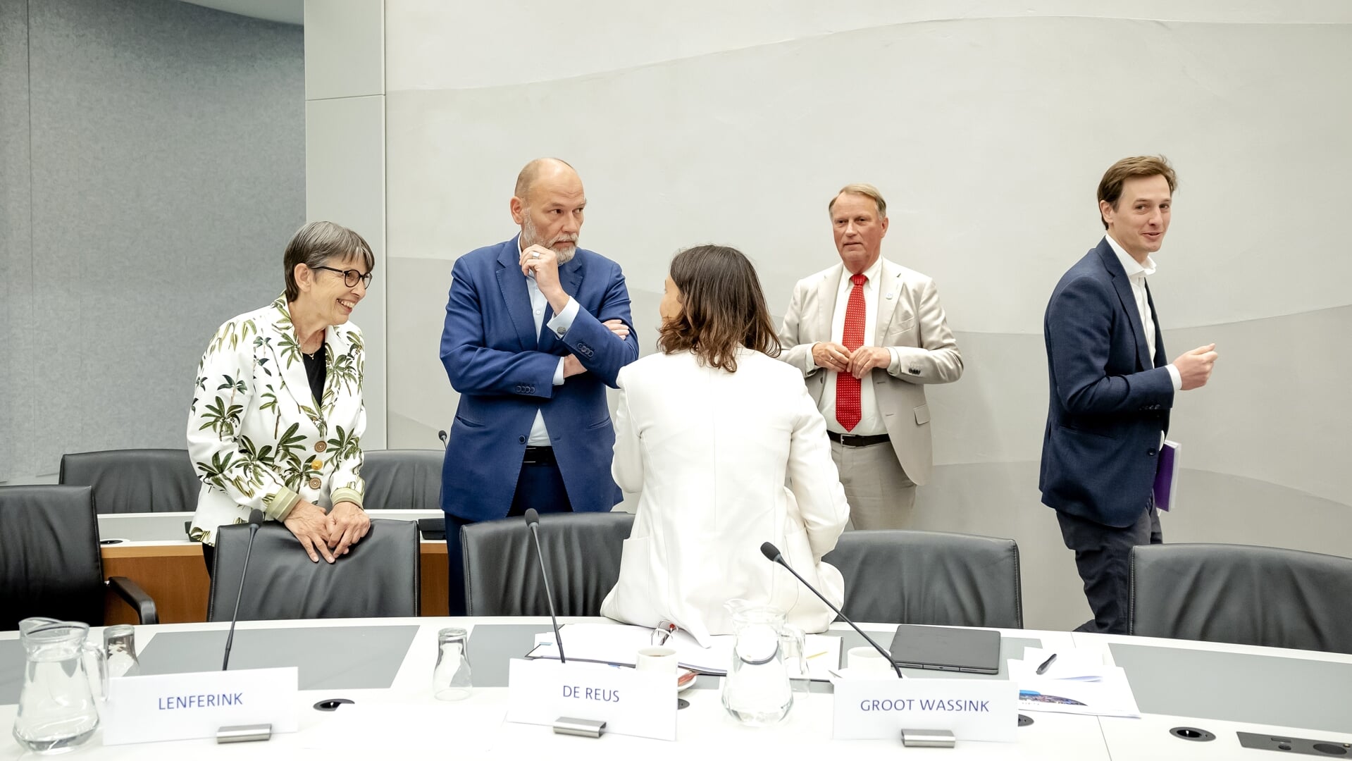 Jetta Klijnsma (Kring van commissarissen van de Koning), Rutger Groot Wassink (Vereniging van Nederlandse Gemeenten (VNG) en Jan de Reus (Interprovinciaal Overleg (IPO) in gesprek met Kamerleden voorafgaand aan een rondetafelgesprek over de spreidingswet. 