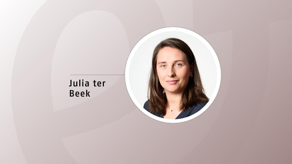 Julia ter Beek is journalist en werkzaam in de ouderenzorg.