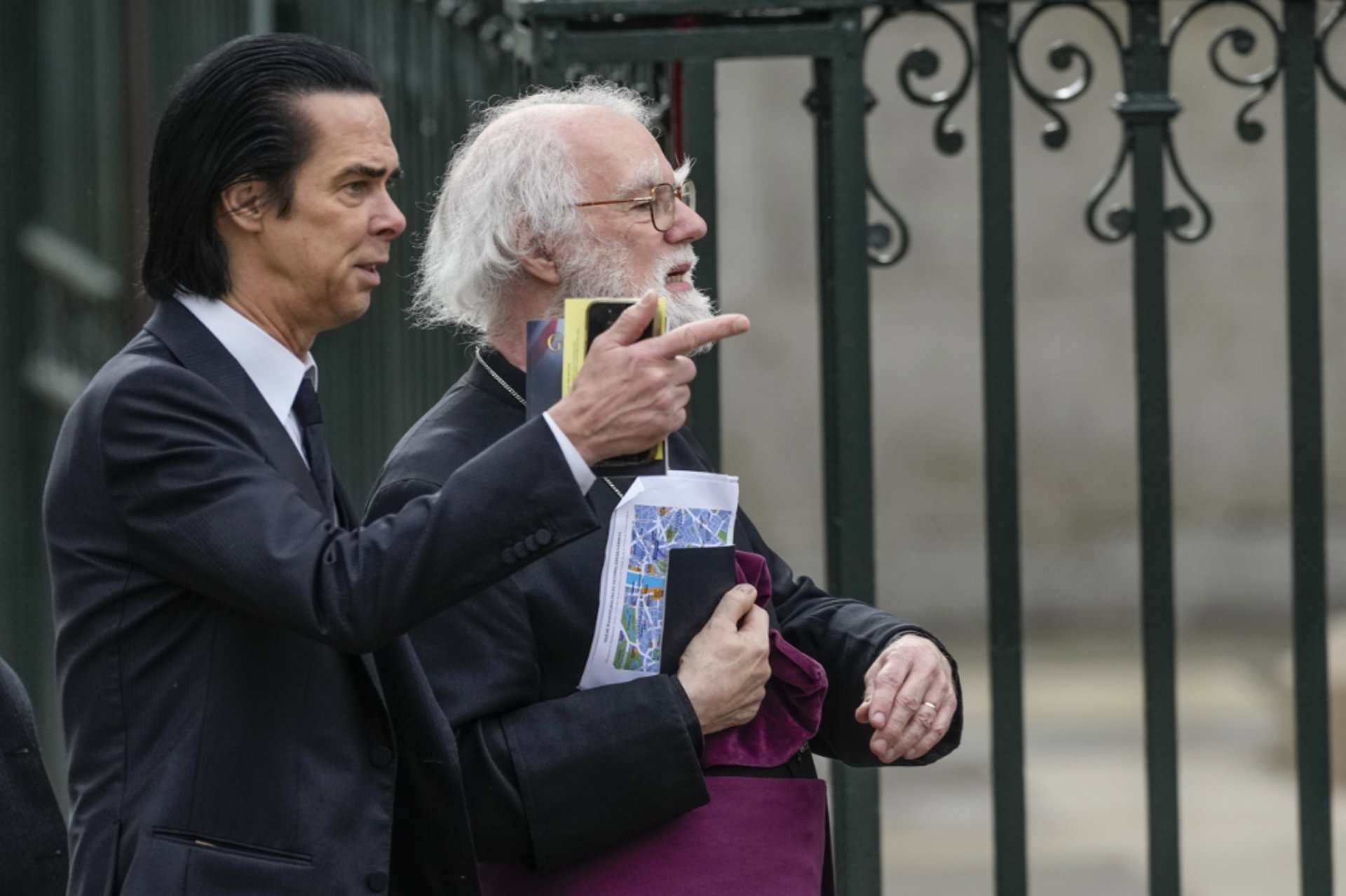 Zanger Nick Cave met de oud-aartsbisschop van Canterbury. Beeld ANP