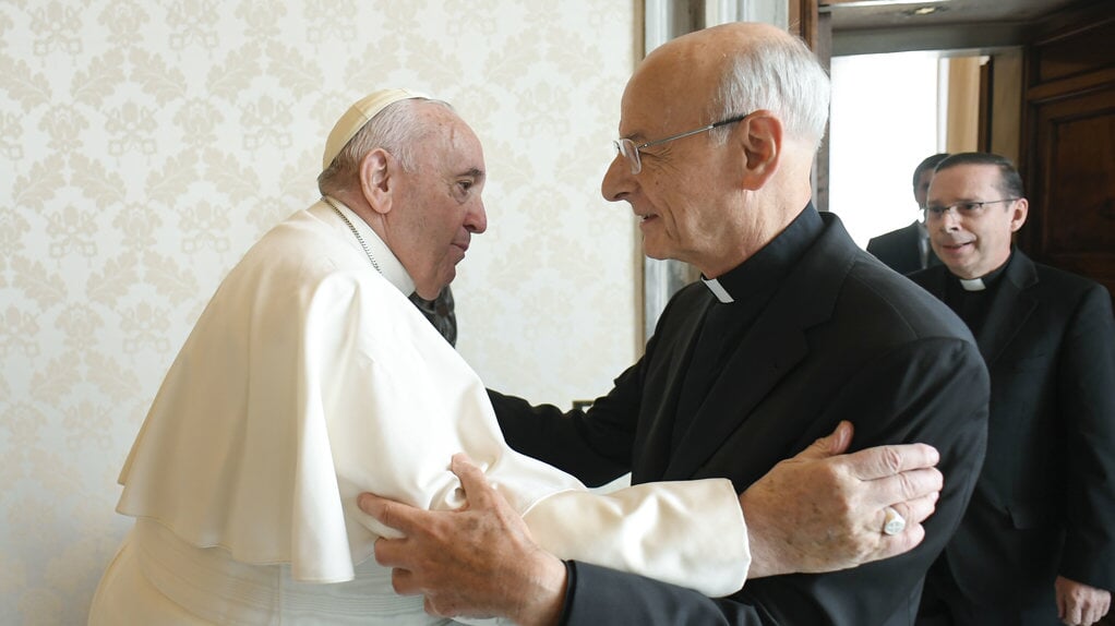De leider van het Opus Dei, Fernando Ocáriz, op bezoek bij paus Franciscus. Franciscus lijkt naar de critici uit 1982 geluisterd te hebben: in drie stappen heeft hij alle exclusiviteit en privileges van het Opus Dei flink ingeperkt.