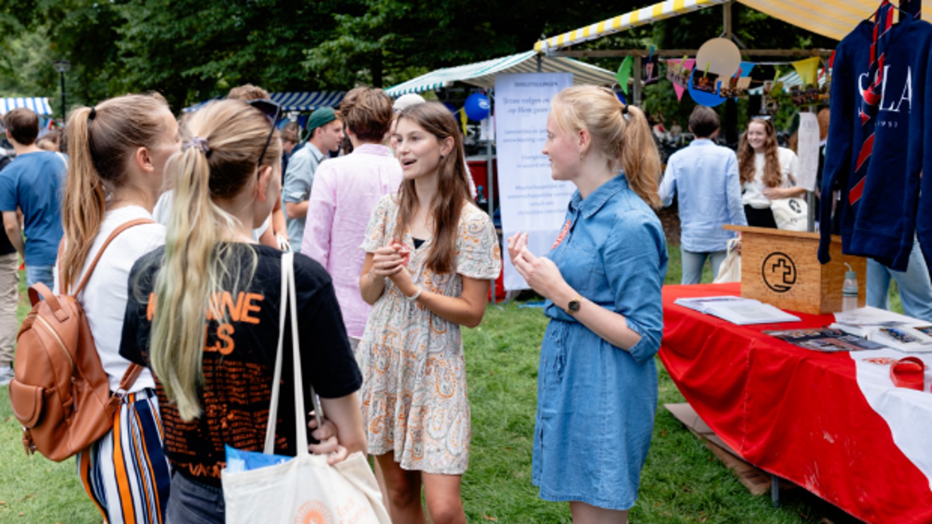 Op de introductiemarkten presenteren studentenverenigingen, sportclubs en culturele organisaties zich aan nieuwkomers. De UvA liet weten dat neutraliteit de reden is om PJO’s buiten de deur te houden.