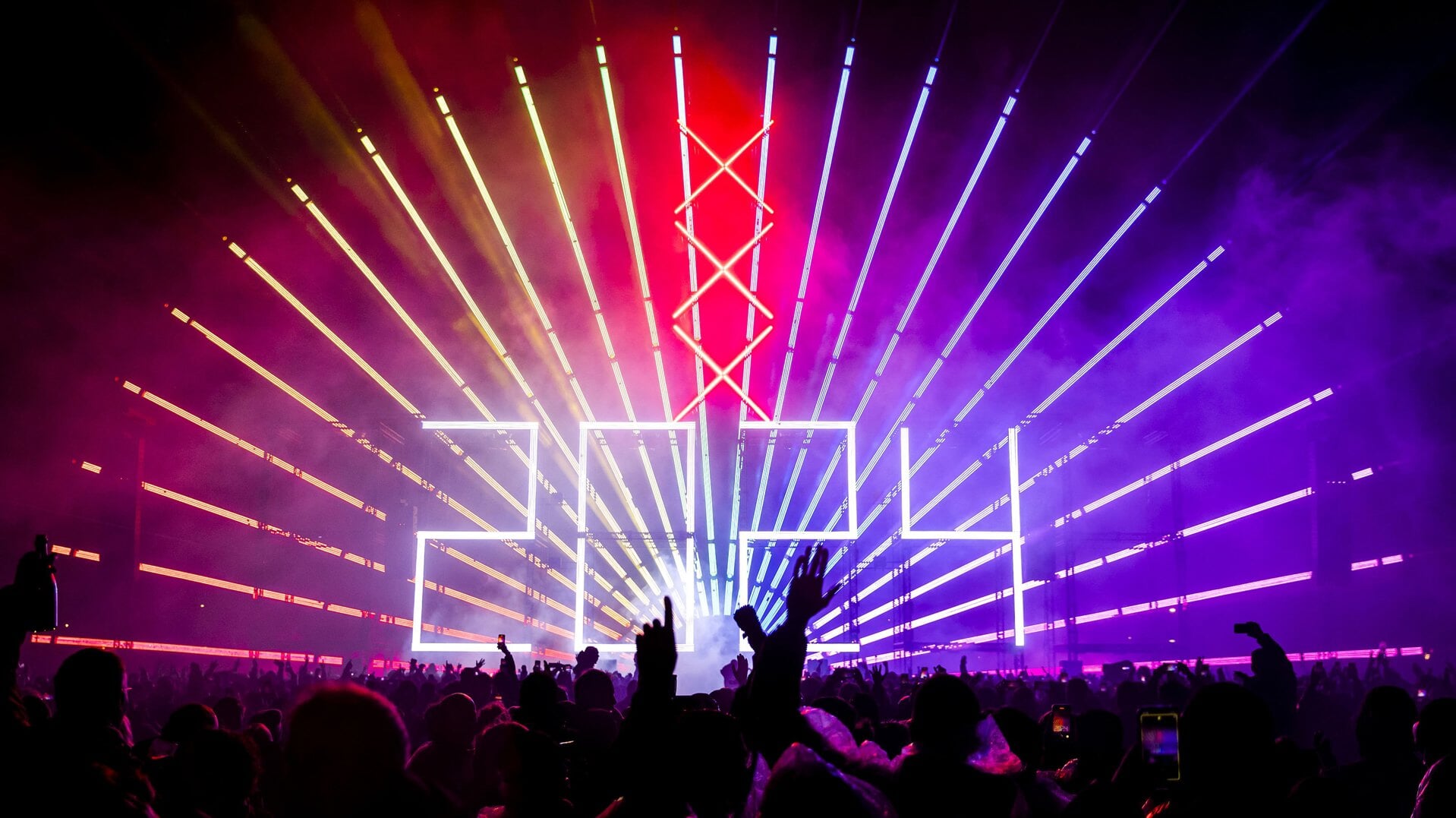 Feestvierders luiden het nieuwe jaar in op het Museumplein tijdens de vuurwerkshow. In Amsterdam