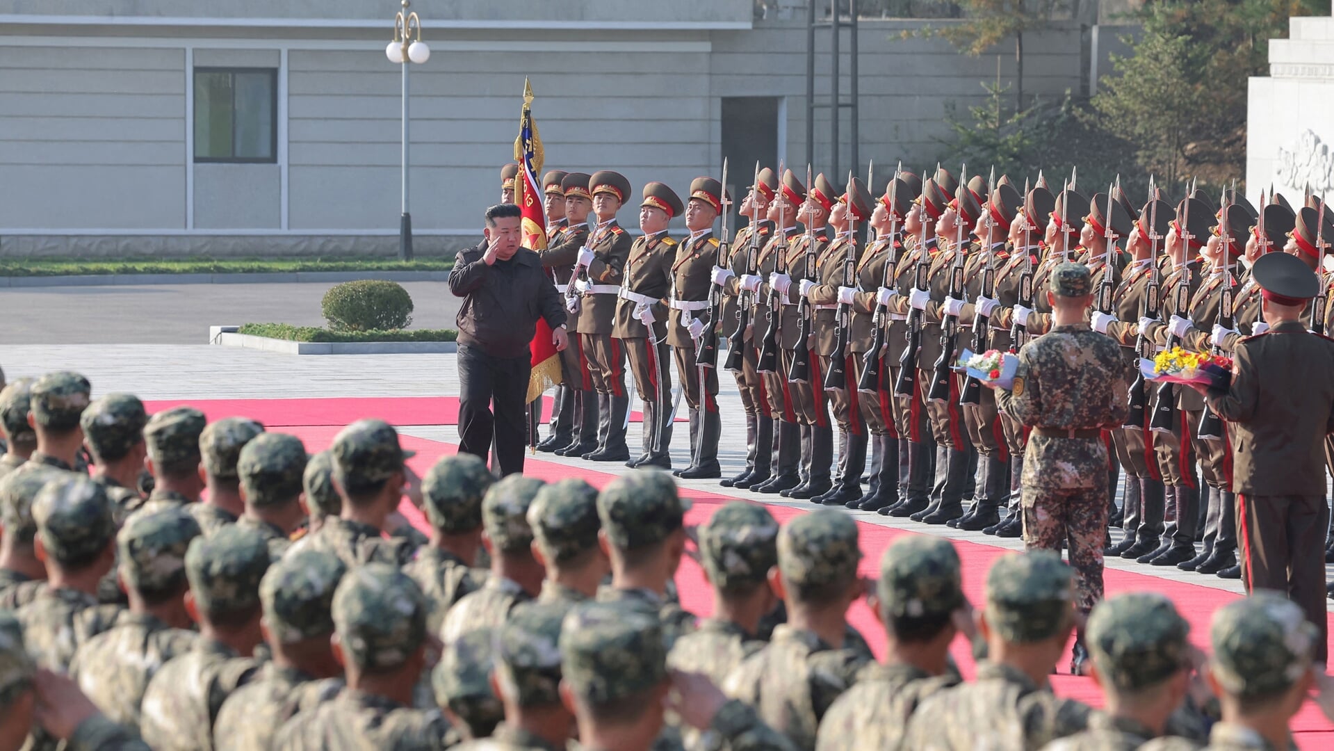 De Noord-Koreaanse leider Kim Jong Un bezoekt het commando van het 2e korps van het Koreaanse Volksleger, op een geheime locatie in Noord-Korea.