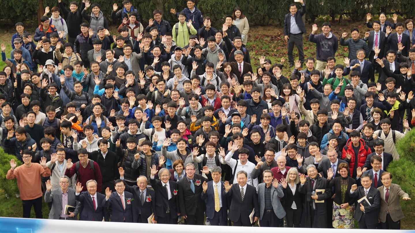 Hoog bezoek uit Nederland: in 2016 bezocht de rector van de Theologische Universiteit Kampen, Roel Kuiper, de theologische opleiding van de Kosin-kerk. De staf en alle studenten gingen met hem op de foto.