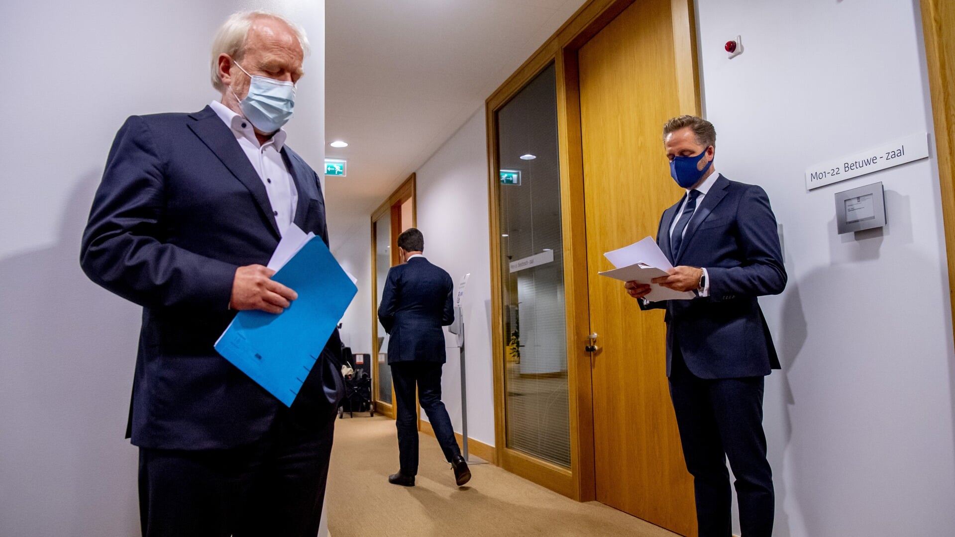 Minister Hugo de Jonge en Jaap van Dissel van het RIVM wachten op 18 december 2021 op de start van een persconferentie. Tijdens de coronapandemie hadden zij veelvuldig app-contact.
