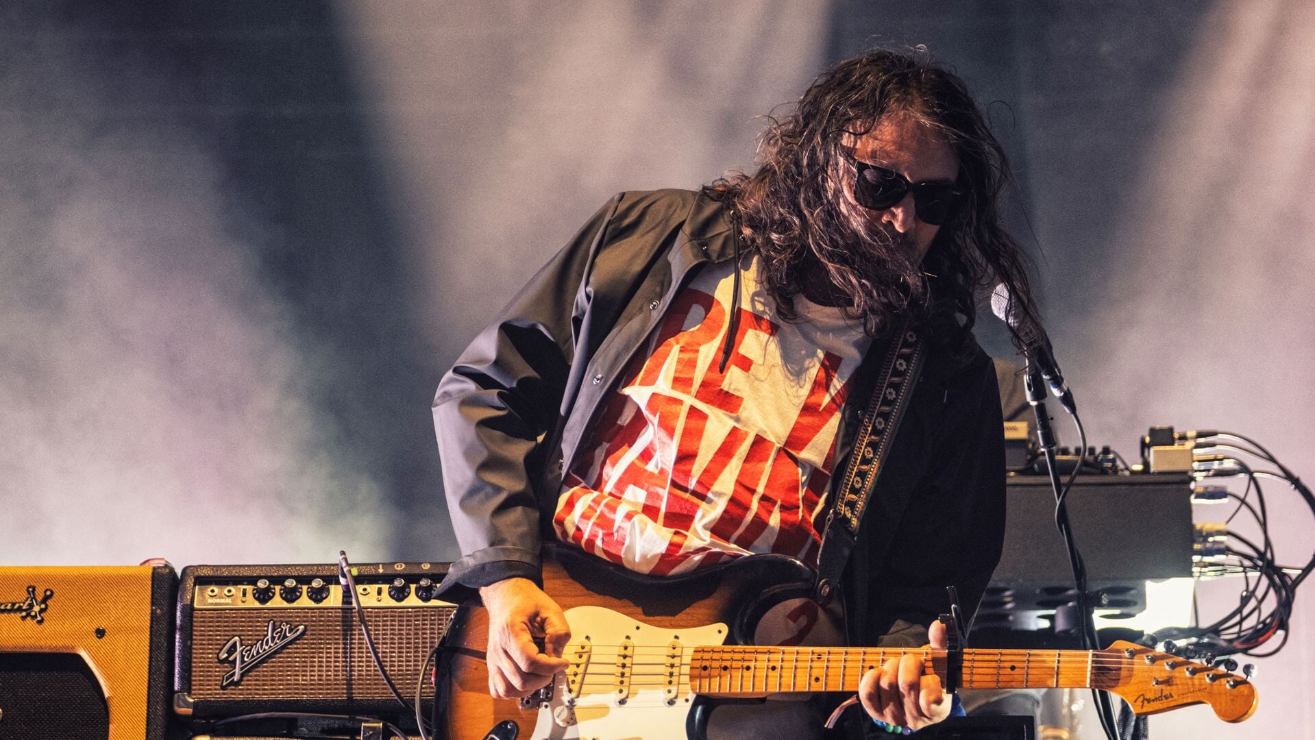 Zanger en gitarist Adam Granduciel van The War On Drugs, hier op een zomers festival in Kopenhagen, juni 2023.