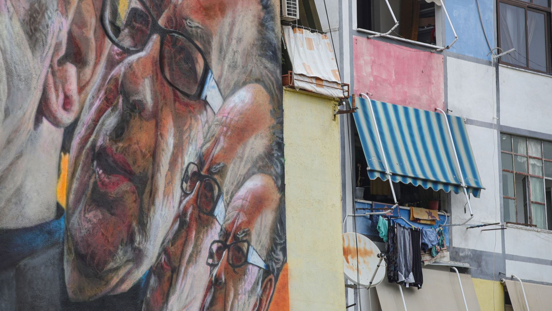 Schildering van de romanschrijver Ismail Kadare op de muur van een gebouw in Tirana.