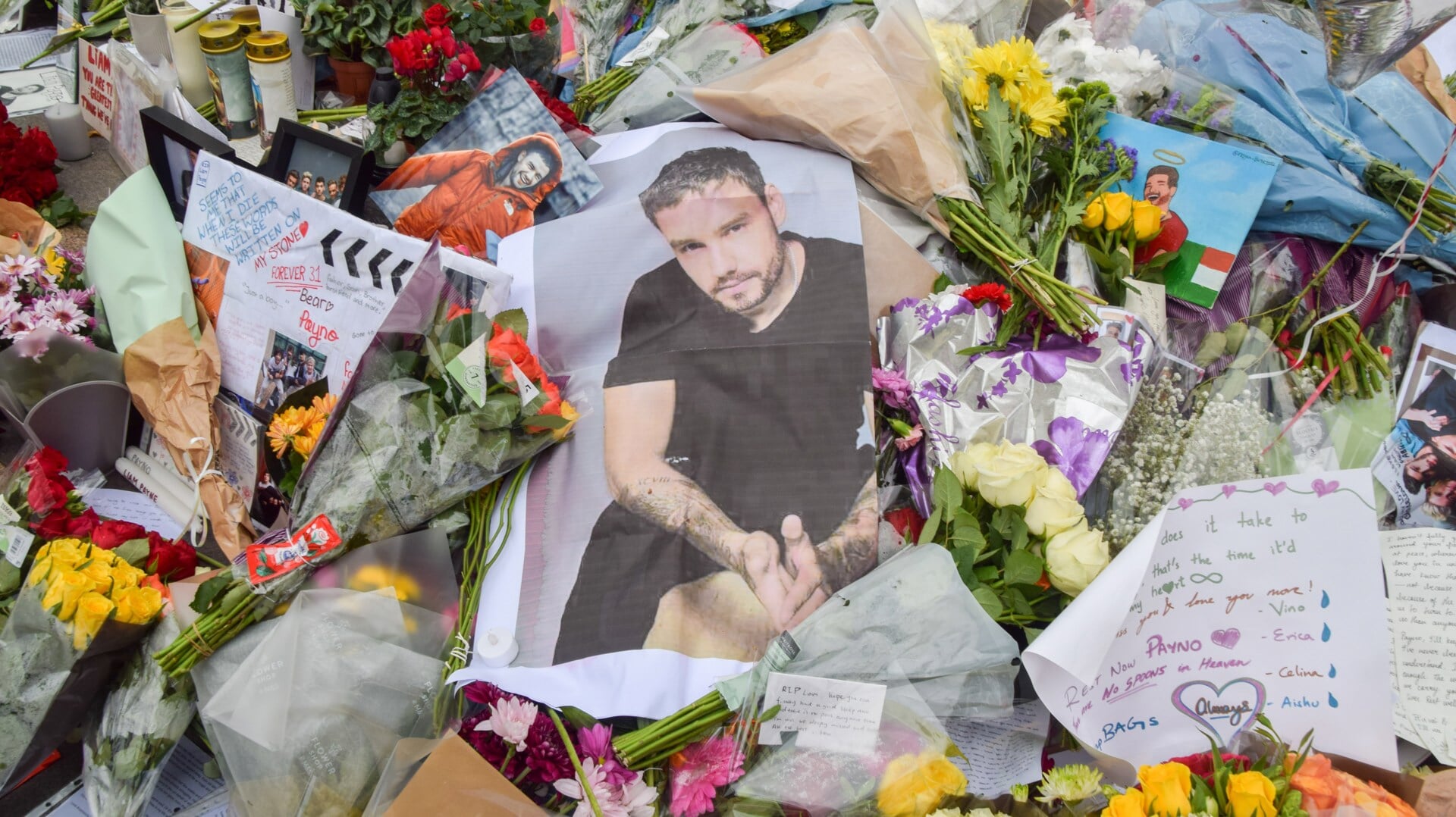 Bloemen en een gedenkteken voor One Direction’s Liam Payne in Londen.