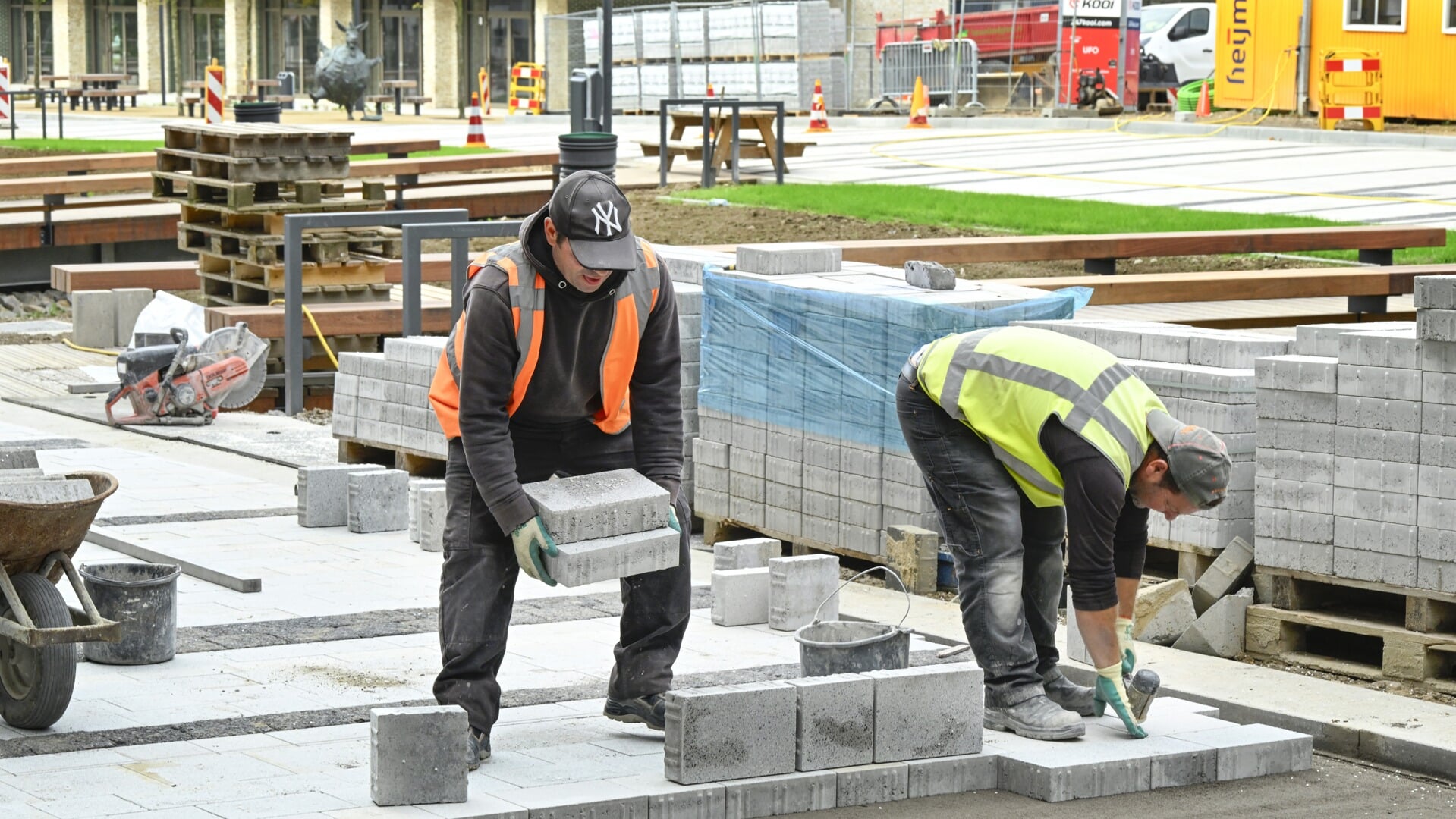 Stratenmakers aan het werk in het centrum van Heerlen, een beroep dat in aanmerking komt voor vroegpensioen.