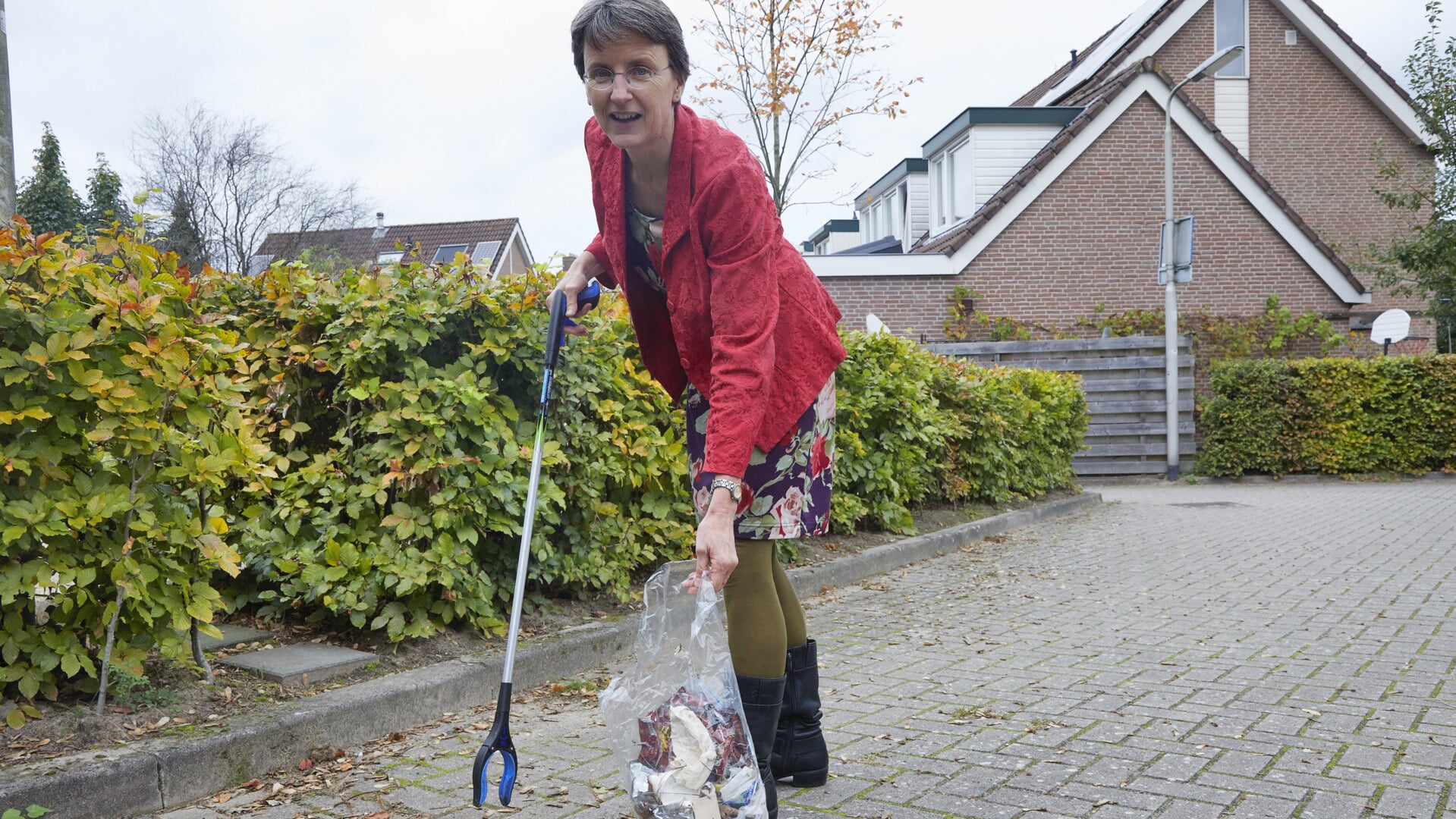 Beppie raapt geregeld afval op in de buurt. De kleren die ze hier aanheeft zijn tweedehands. ‘Je vindt de leukste verrassingen.’