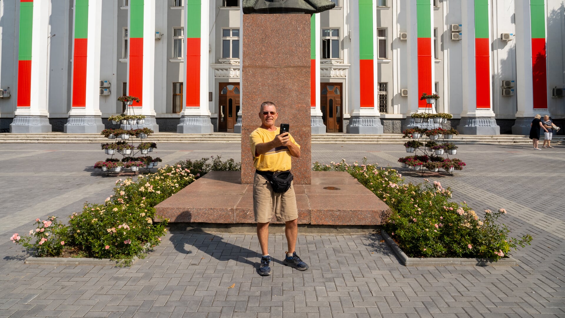 Een Russische toerist bij het Huis van de Sovjets in Tiraspol, de hoofdstad van de Moldavische regio Transnistrië. De regio scheidde zich in 1990 af van Moldavië, maar wordt internationaal niet erkend als onafhankelijk land. Rusland gebruikt dit gebied om haar invloed in Moldavië te laten gelden.