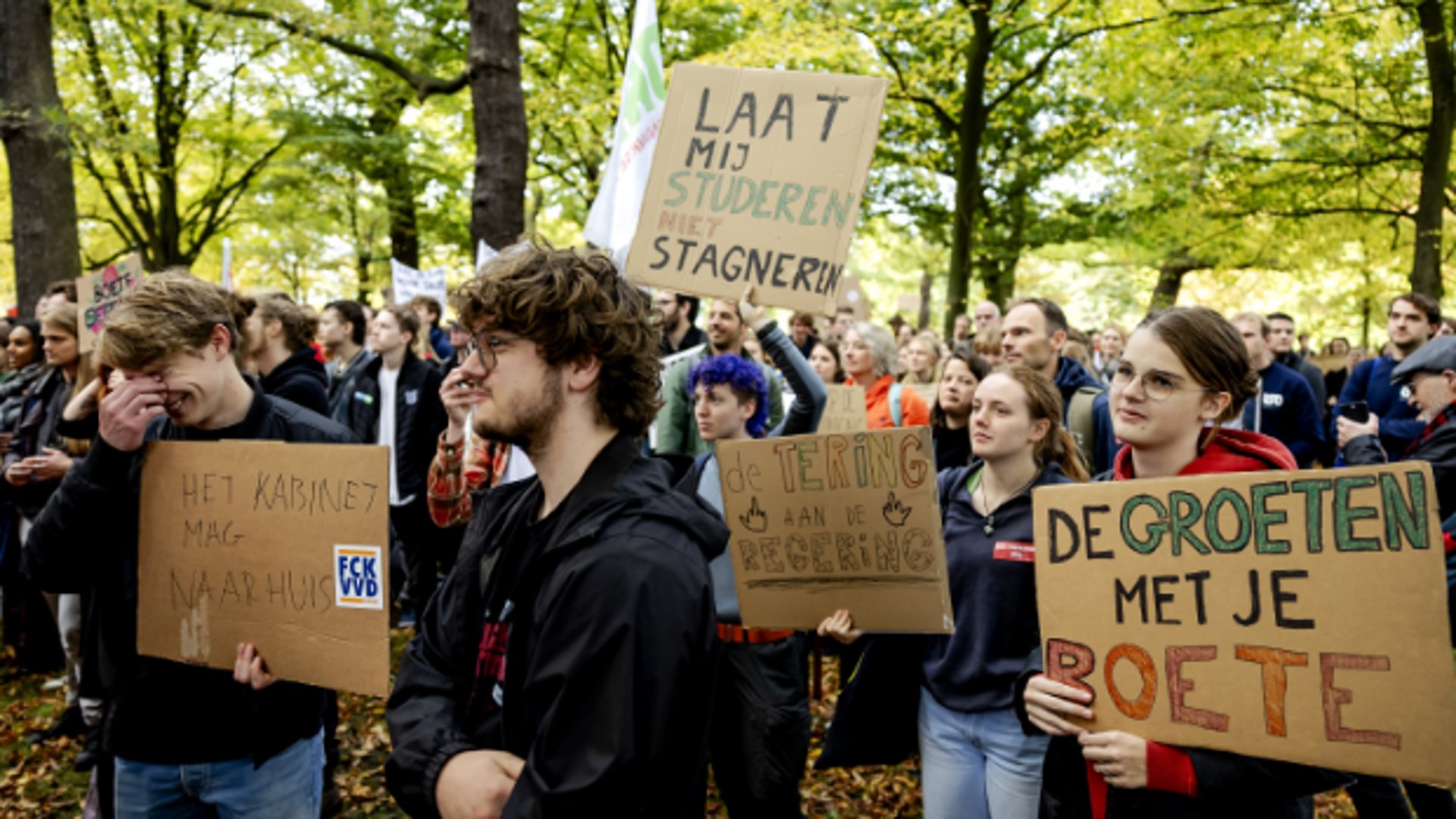 Enkele honderden studenten zijn vrijdag samengekomen in Den Haag om te demonstreren tegen de zogenoemde langstudeerboete.