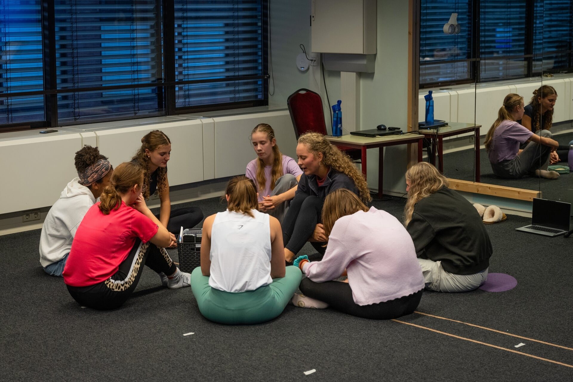 een christelijke dansschool in Gouda begint de les door samen te bidden.