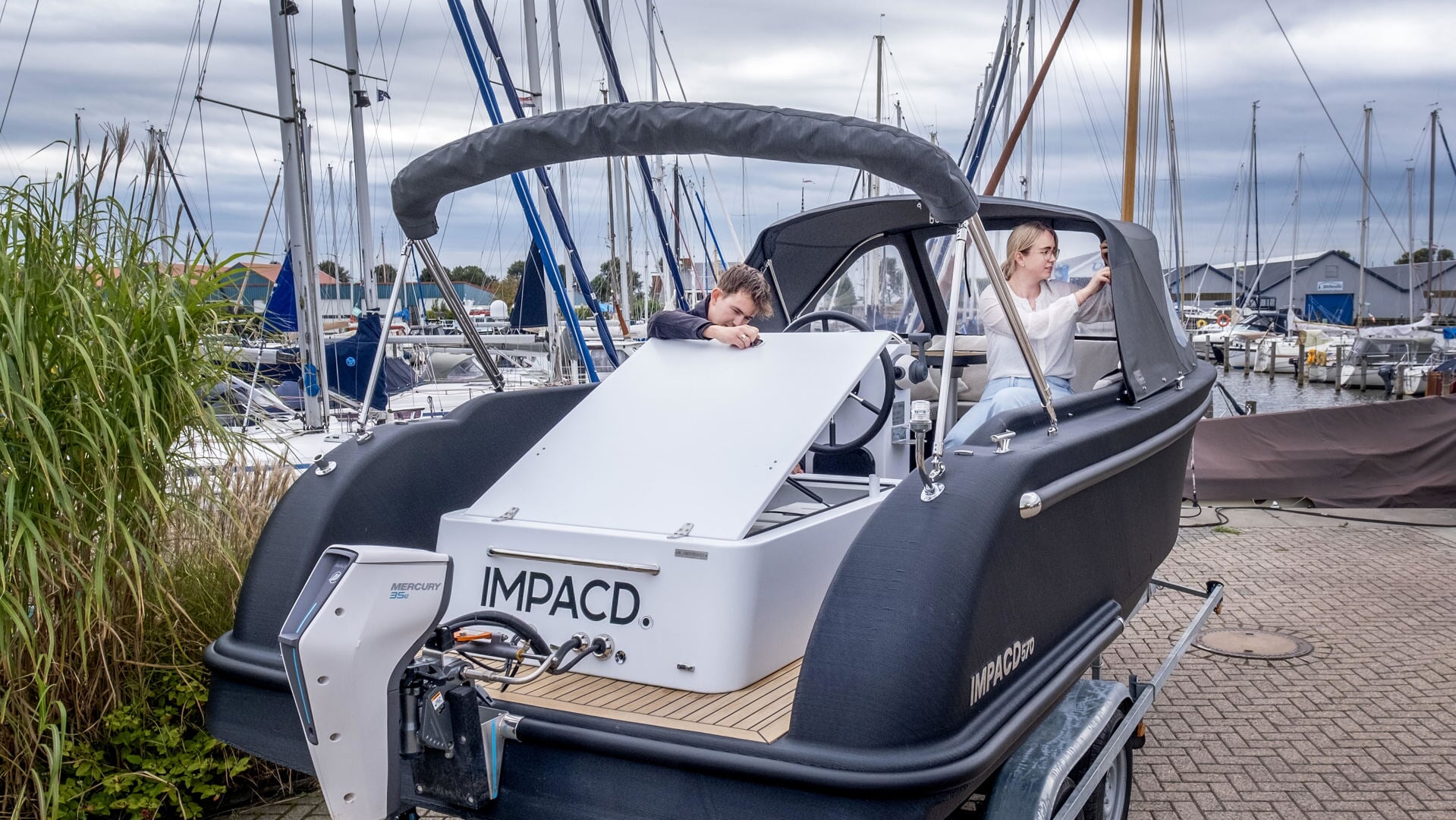 Een boot van Impacd Boats, gemaakt van petflessen en gefabriceerd door een 3D-printer.