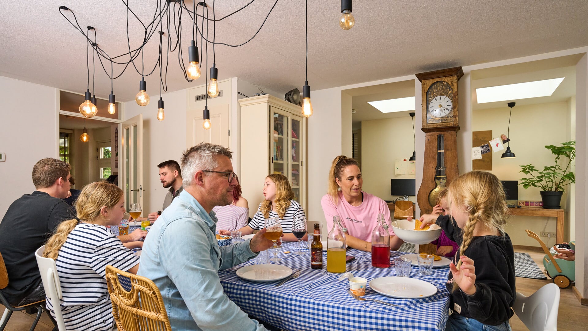  'Kinderen die elkaar even niet liggen, moet je niet tegenover elkaar zetten, dus de tafelindeling wisselt soms.'