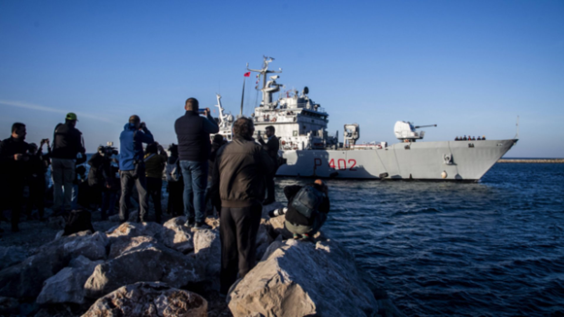 Met een marineschip bracht Italië de eerste zestien asielzoekers naar een 'selectiecentrum' in Albanië,