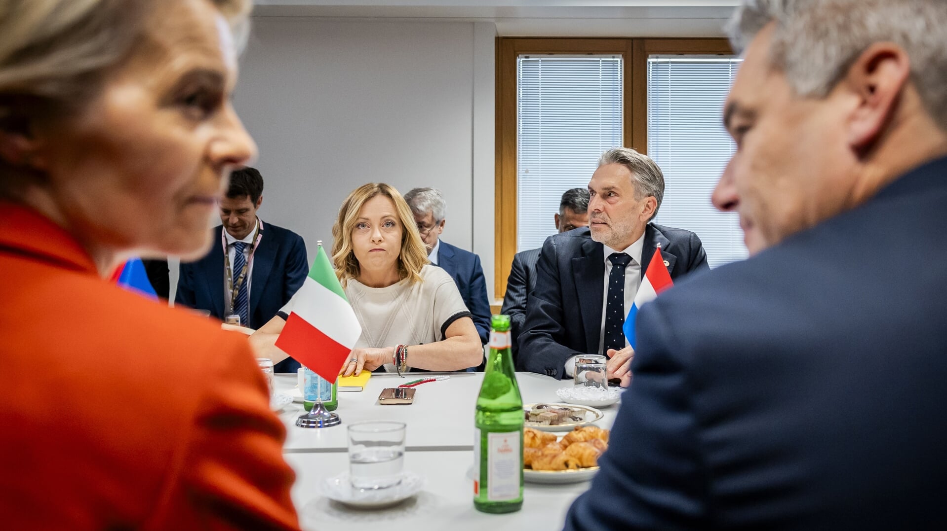 Minister-president Dick Schoof samen met Georgia Meloni (L), premier van Italië, tijdens een extra bijeenkomst voorafgaand aan de EU-top. 