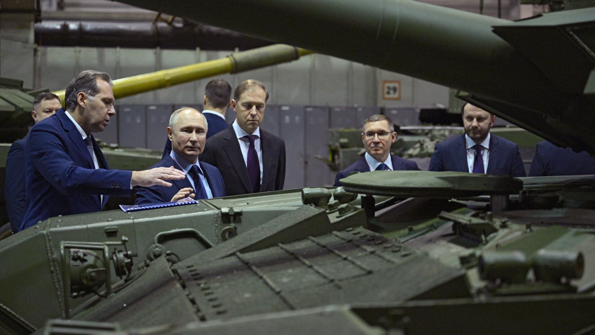 Vladimir Poetin brengt een bezoek aan de tankfabriek van Oeralvagonzavod, 15 februari.
