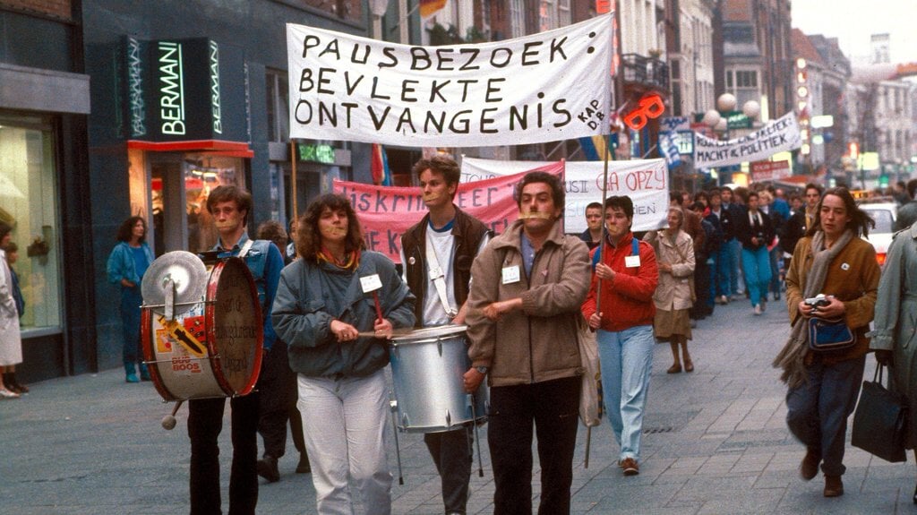 Demonstraties in 1985 tegen het pausbezoek van Johannes Paulus II aan Nederland. Later dit jaar wil paus Franciscus een bezoek aan België brengen, maar het wijdverbreide antikatholicisme in Vlaanderen zou wel eens roet in het eten kunnen gooien.