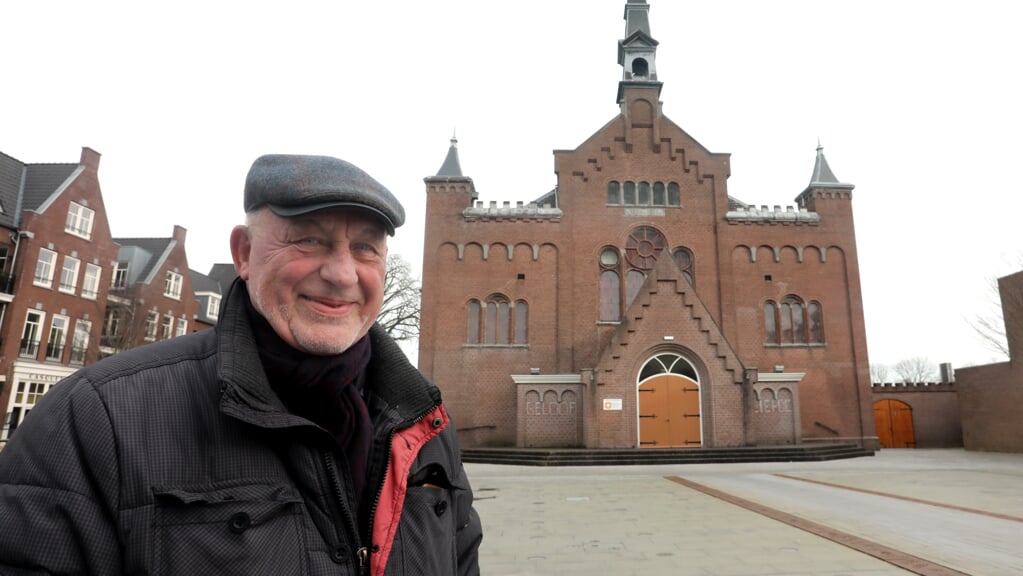 Wim Annen, opkoper van kerken, voor de Hoofdstraatkerk in Hoogeveen.