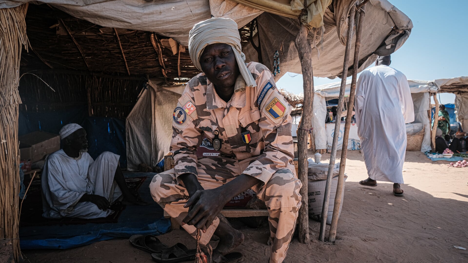 De man die de veiligheid in kamp Ourang moet garanderen, waar 46.000 Soedanese vluchtelingen verblijven. 'Een uitdaging, het is niet eenvoudig om overal een oogje in het zeil te houden.'