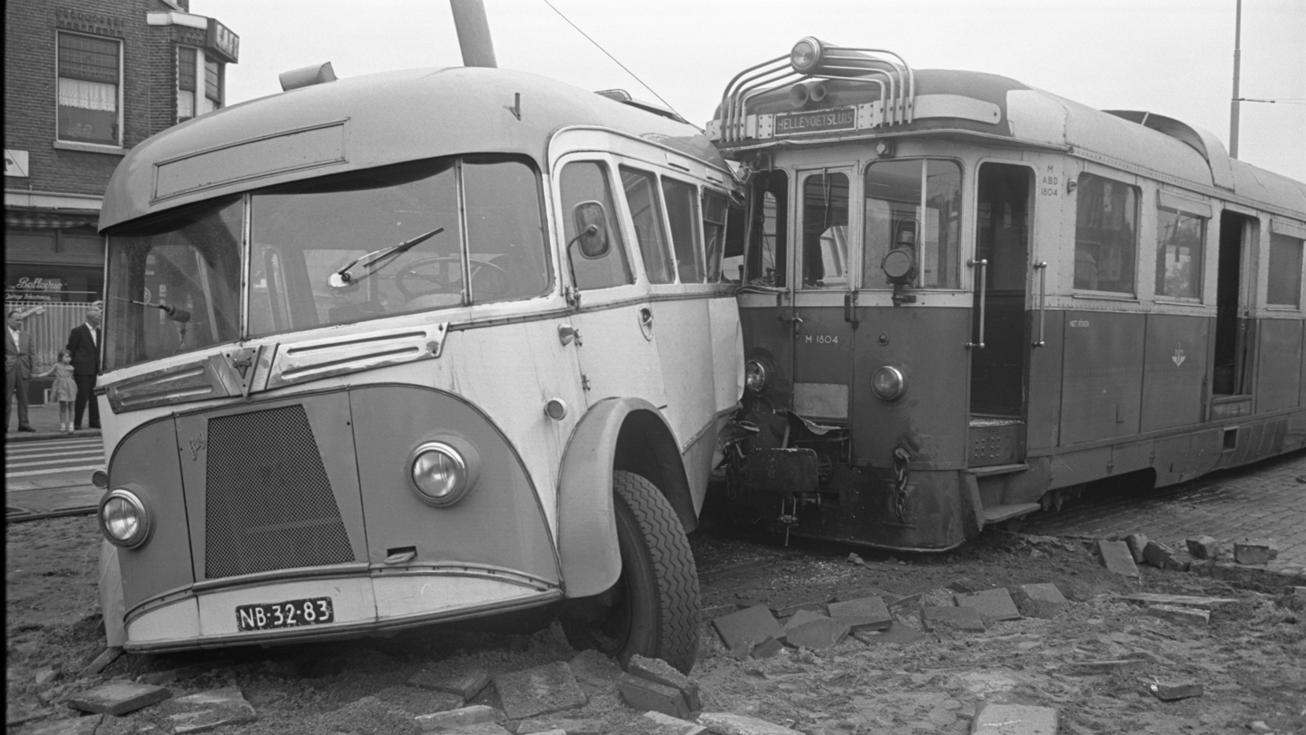 Botsing tussen autobus en de tram naar Hellevoetsluis op de Putselaan in Rotterdam in 1962.