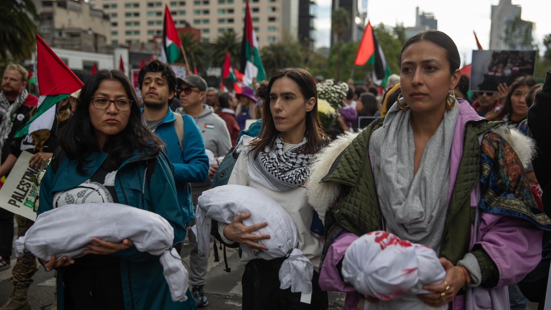 Demonstranten lopen met lijkkisten in kinderformaat door Mexico-Stad tijdens een protest tegen het Israëlische geweld in Gaza. 