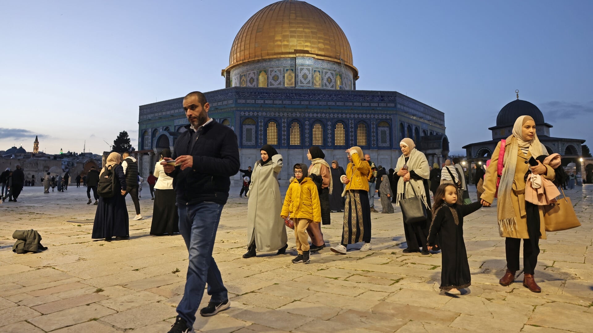 Gelovigen bij de Rotskoepelmoskee, die op het terrein van de Al-Aqsa staat. Een ramadan zonder een bezoek aan de heilige Al-Aqsa kan grond zijn voor een escalatie.